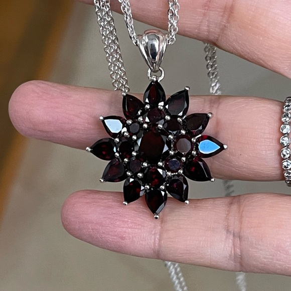 Natural garnet sunburst solid sterling silver pendant & 3 strand chain - Picture 8 of 11